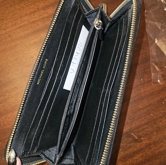Michael Kors Wallet in black zippy wallet - Picture 9 of 9